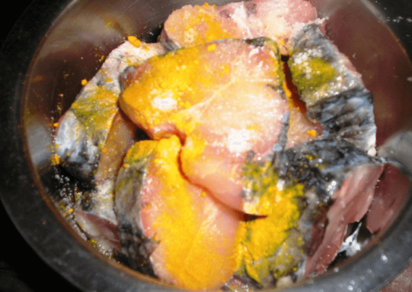 Smear fish pieces with turmeric