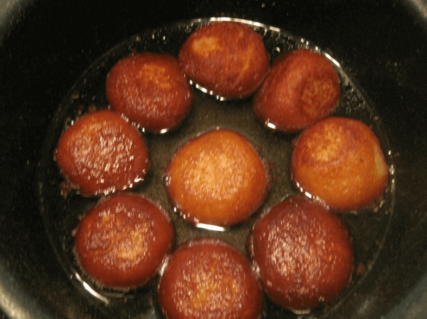 Dip the gulab jamun in sugar syrup